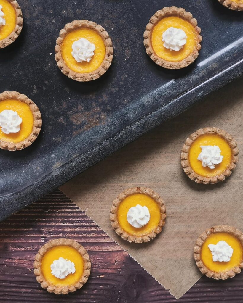 I whipped up some dog-friendly mini pumpkin pies! Swipe to see the taste tester herself.