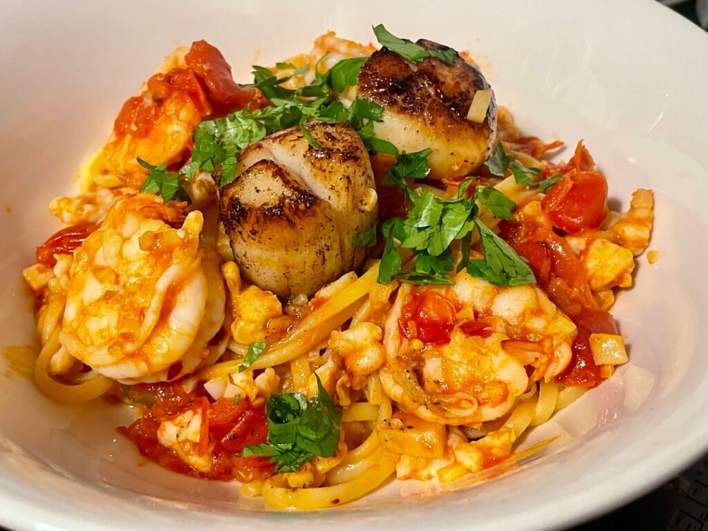 Linguine with prawns and scallops Linguine with prawns and scallops