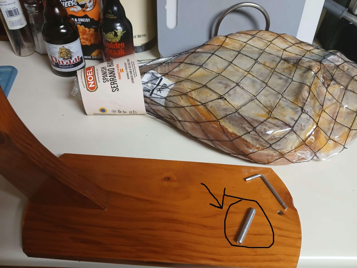 Can anybody confirm my Noel Serrano Ham holder bolt "E" is missing a head?