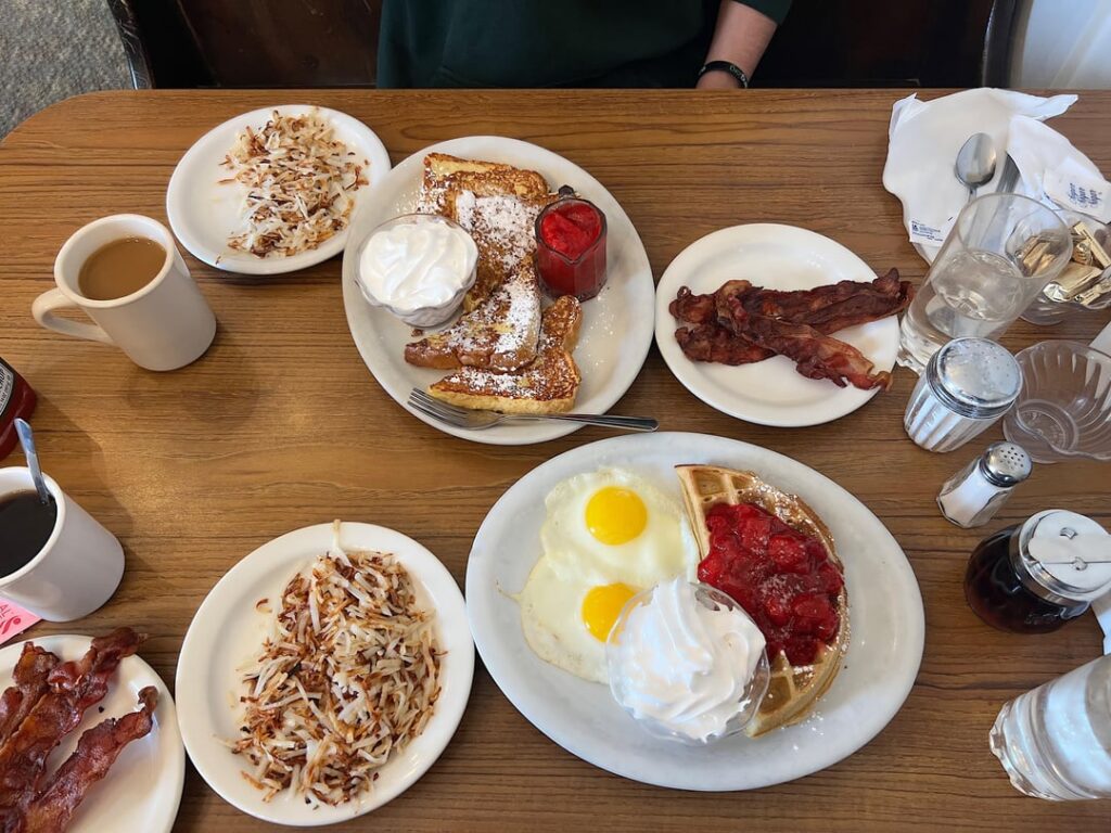 Ate at my favorite old fashioned breakfast dinner with my best friend today 🍳☕️