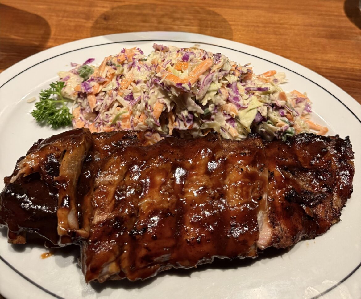 Pork ribs with BBQ sauce + coleslaw