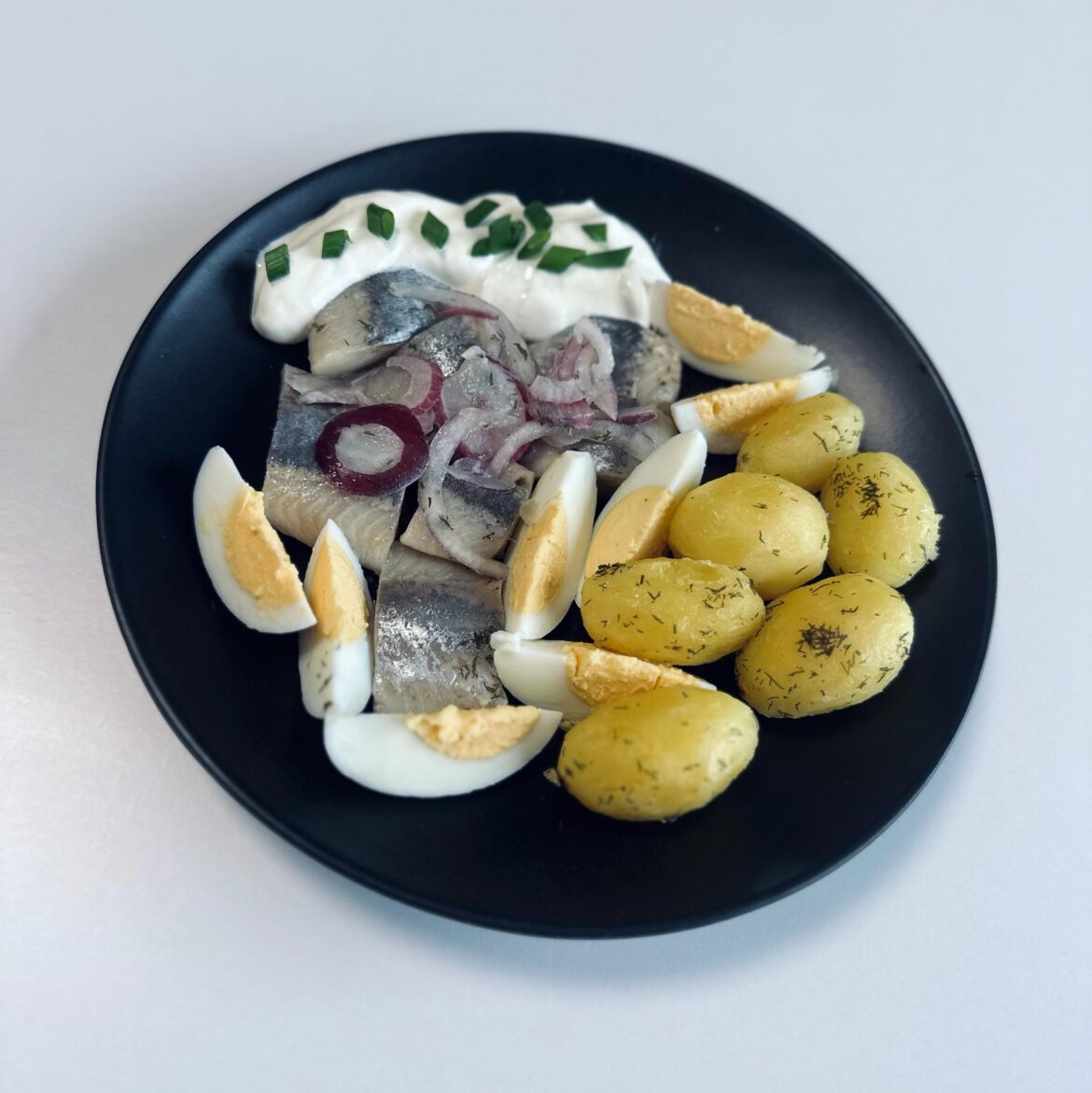 Herring, onion, eggs, potatoes and sour cream - simple and delicious