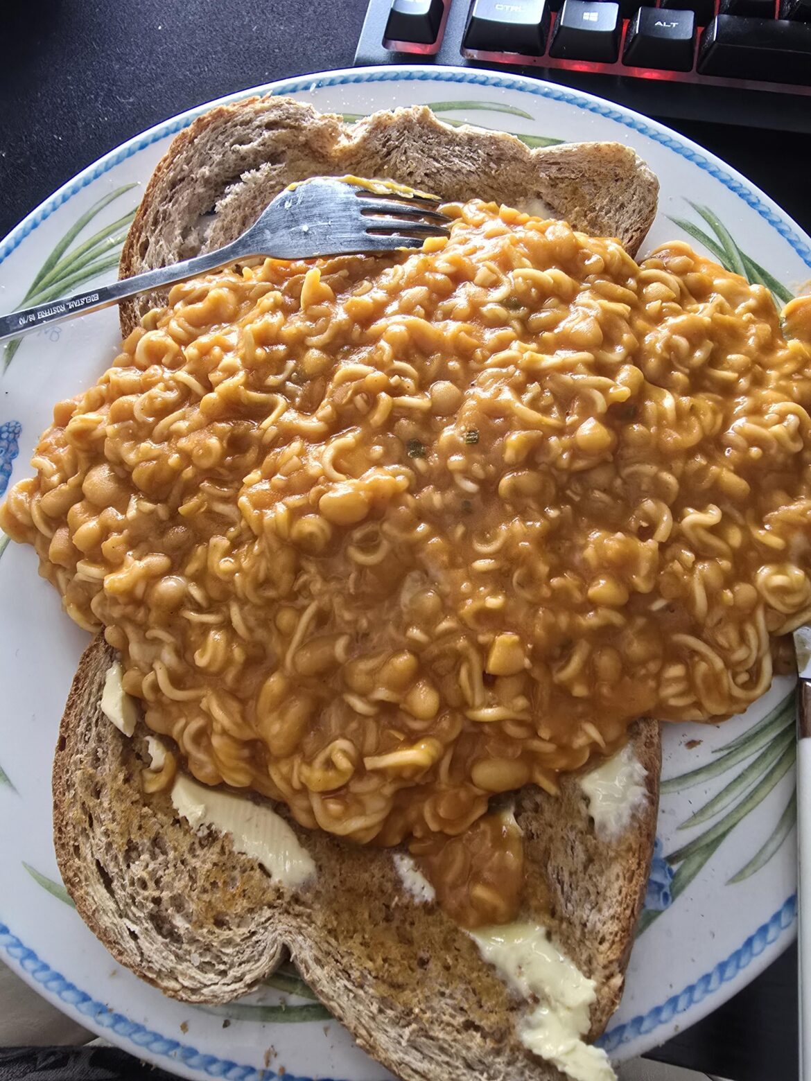 Baked beans with curry instant noodles on toast