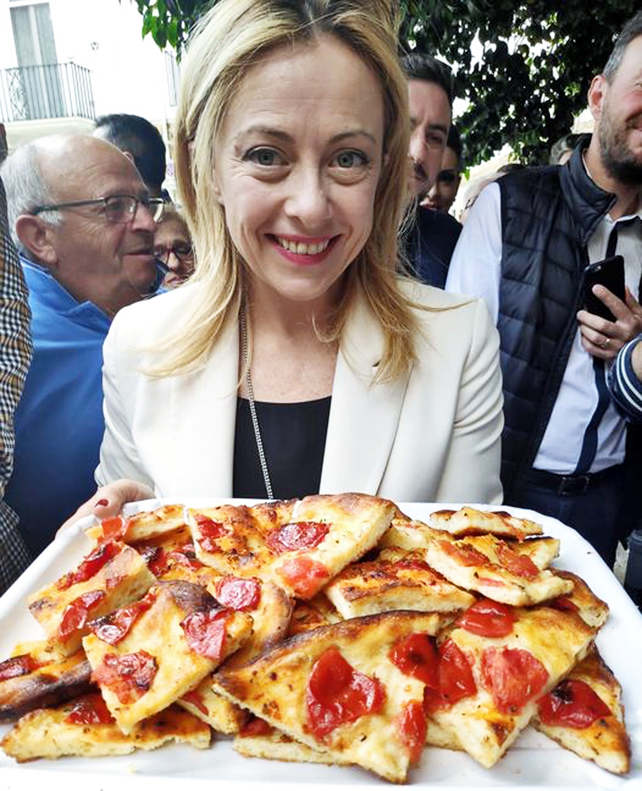 Georgia Meloni holding a tray of focaccia.