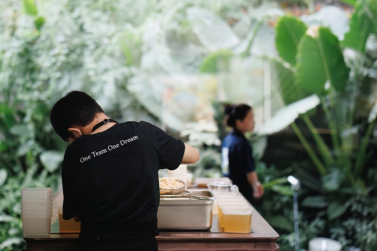 The team is working tirelessly at CieL in Thao Dien, Ho Chi Minh City. (© Mervin Lee/The MICHELIN Guide Vietnam)