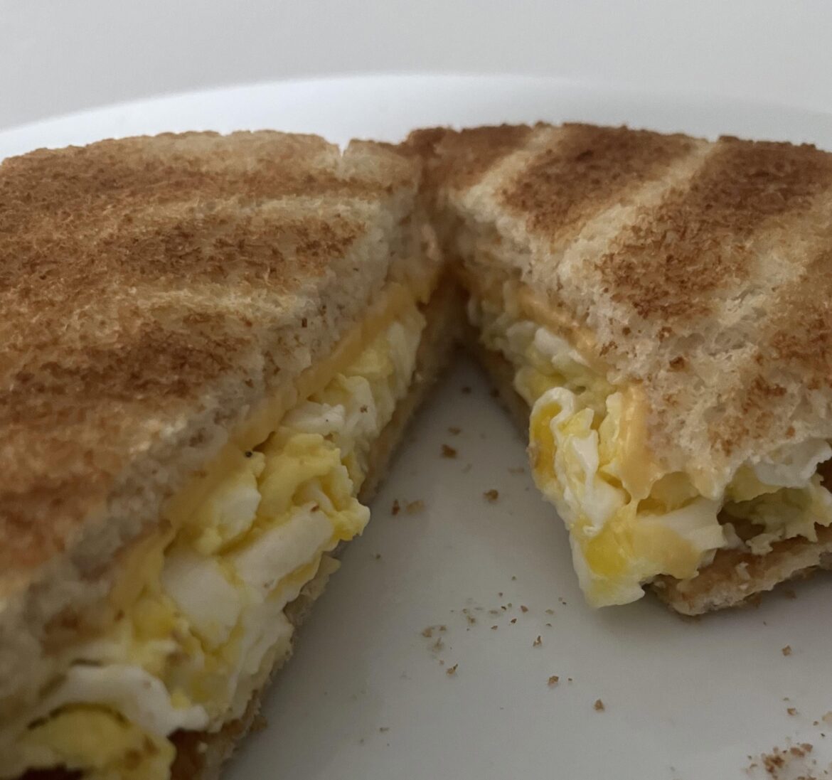 Scrambled egg & cheese sandwhich  285 calories . A childhood favorite ❤️