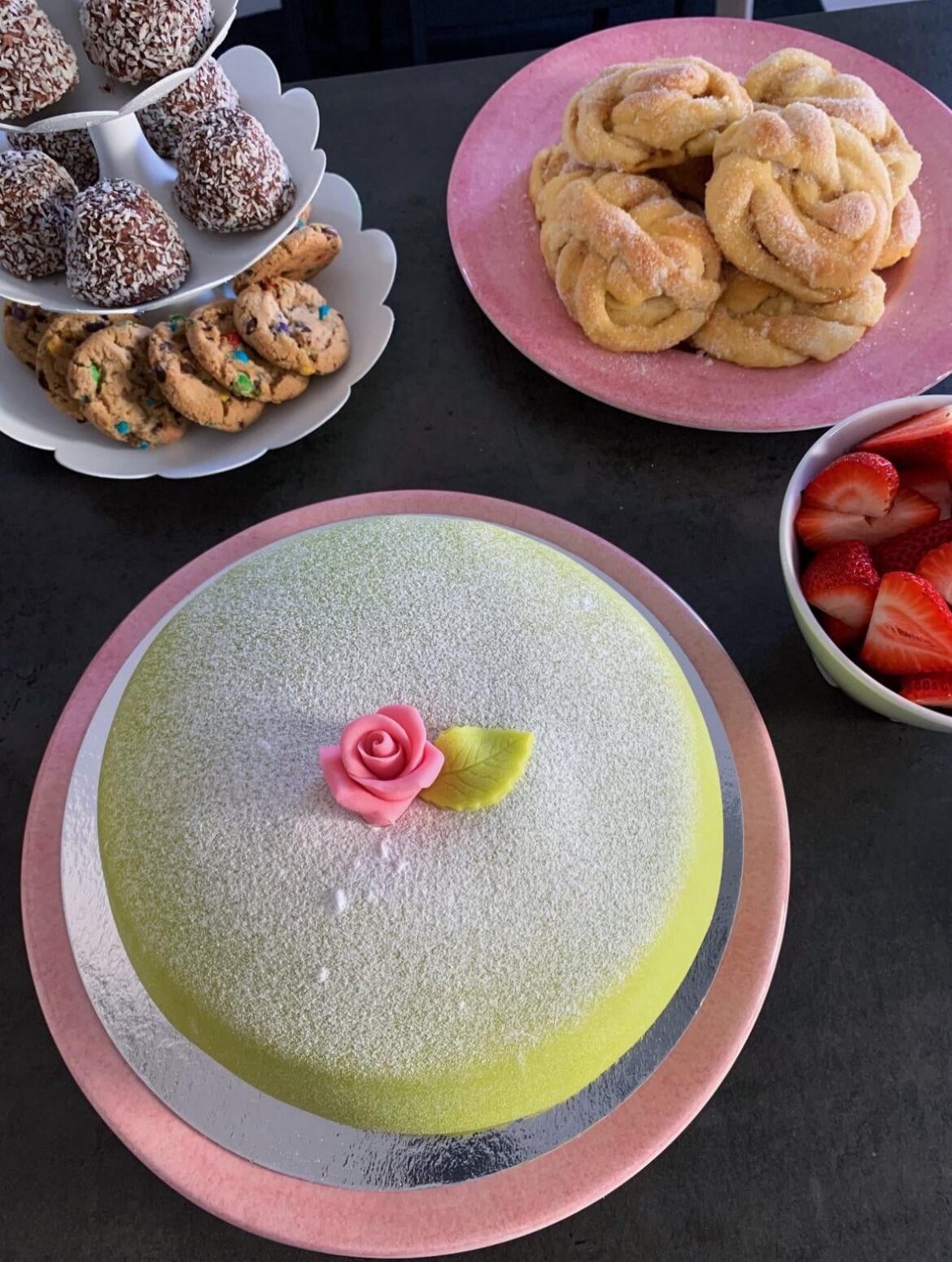 I’m guessing everyone’s tired of seeing Prinsesstårta, but here’s another one 🌹