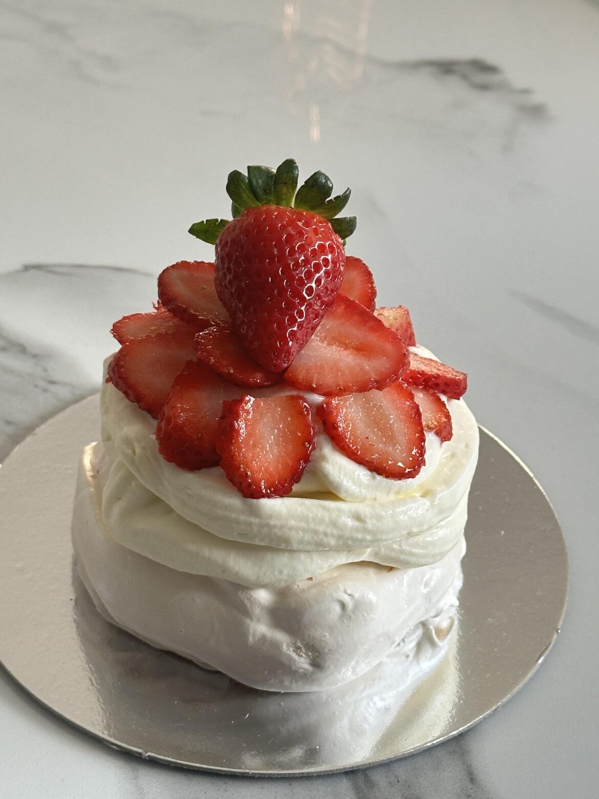 [homemade] Mini strawberry pavlova