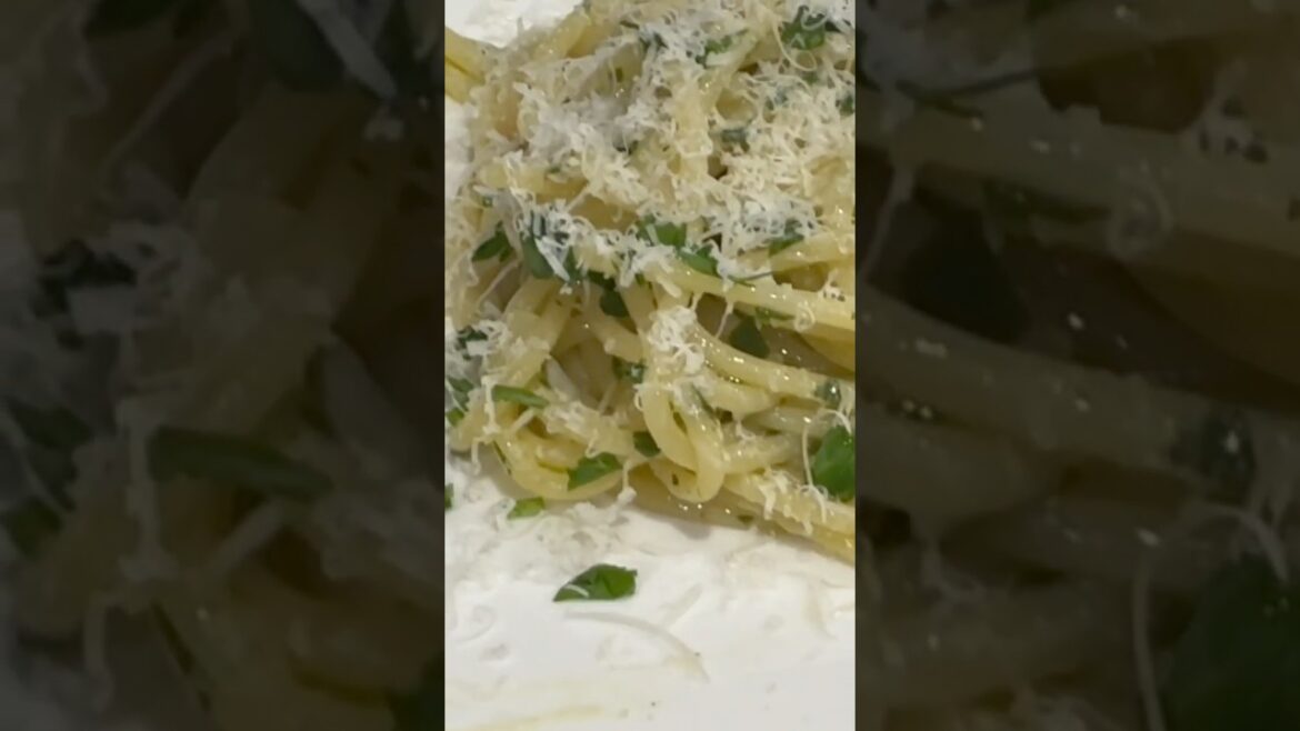 Spaghetti aglio e olio #reggaeton #italianrecipes #garlicnoil Spaghetti aglio e olio #reggaeton #italianrecipes #garlicnoil