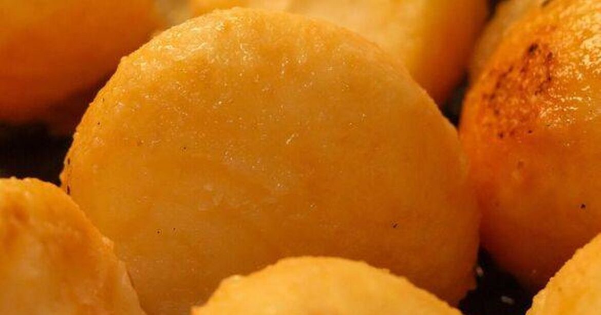 Chef’s cooking hack using 1 common ingredient makes perfectly crispy roast potatoes Irish Star