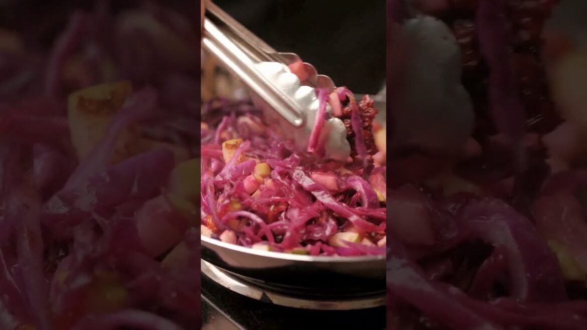 La mejor receta de ensalada tibia de col morada y manzana La mejor receta de ensalada tibia de col morada y manzana