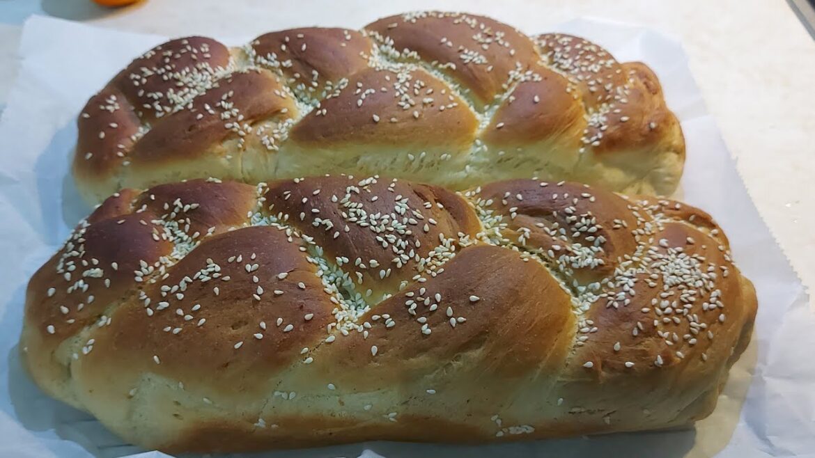 Αφράτα νηστίσιμα τσουρέκια με μέλι. Amazing Greek Easter bread with honey, sugar-dairy-egg free.