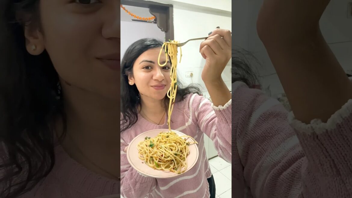 Restaurant style spaghetti- Aglio-e-olio recipe #aglioolio #pasta @kraviings