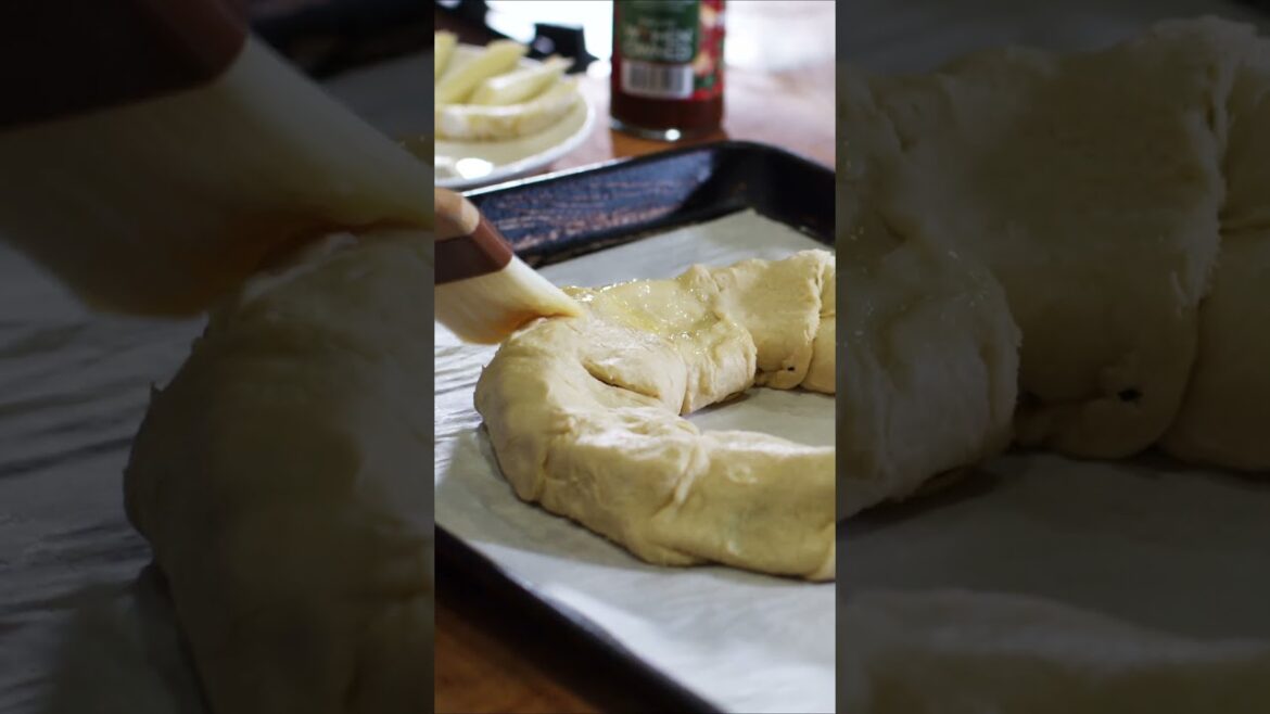 Sun Dried Tomato Pesto Stuffed Wreath #holidayhosting #charcuterie #christmas #christmasrecipe #app