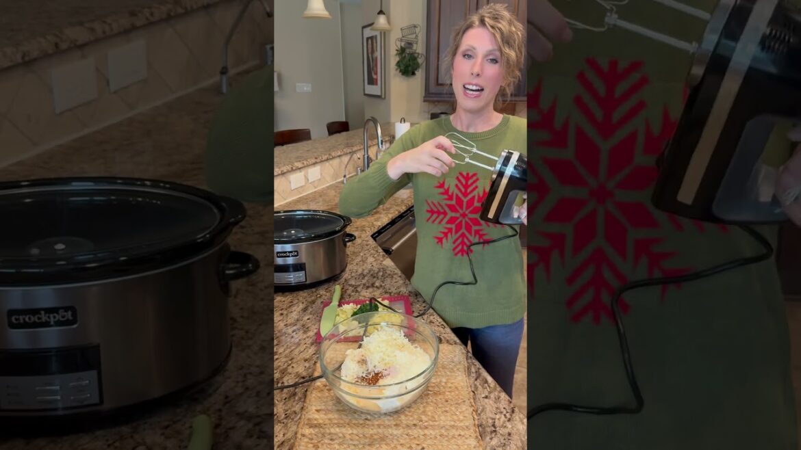 Slow Cooker Spinach and Artichoke Dip RECIPE on dinnerin321.com #dip #newyearseve #party #easyrecipe