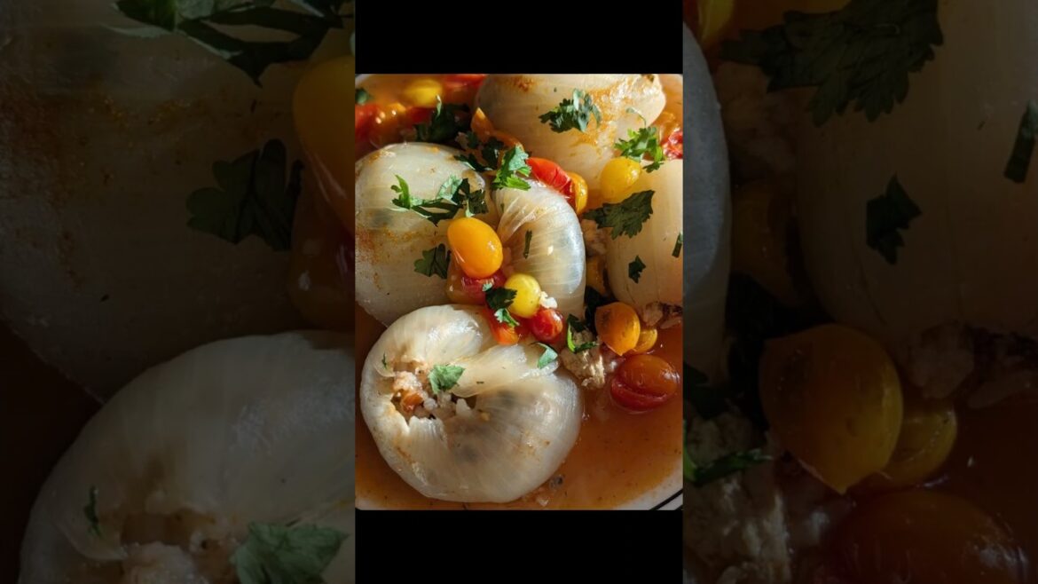 Sogan Dolmasi - Turkish Stuffed Onions #vegan #stuffedonions