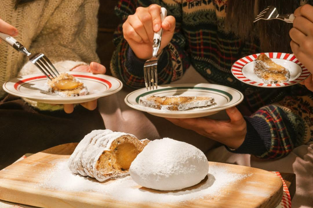 People visit the Christmas Gwanghwamun Market at Gwanghwamun Square in central Seoul, Dec. 14. Yonhap