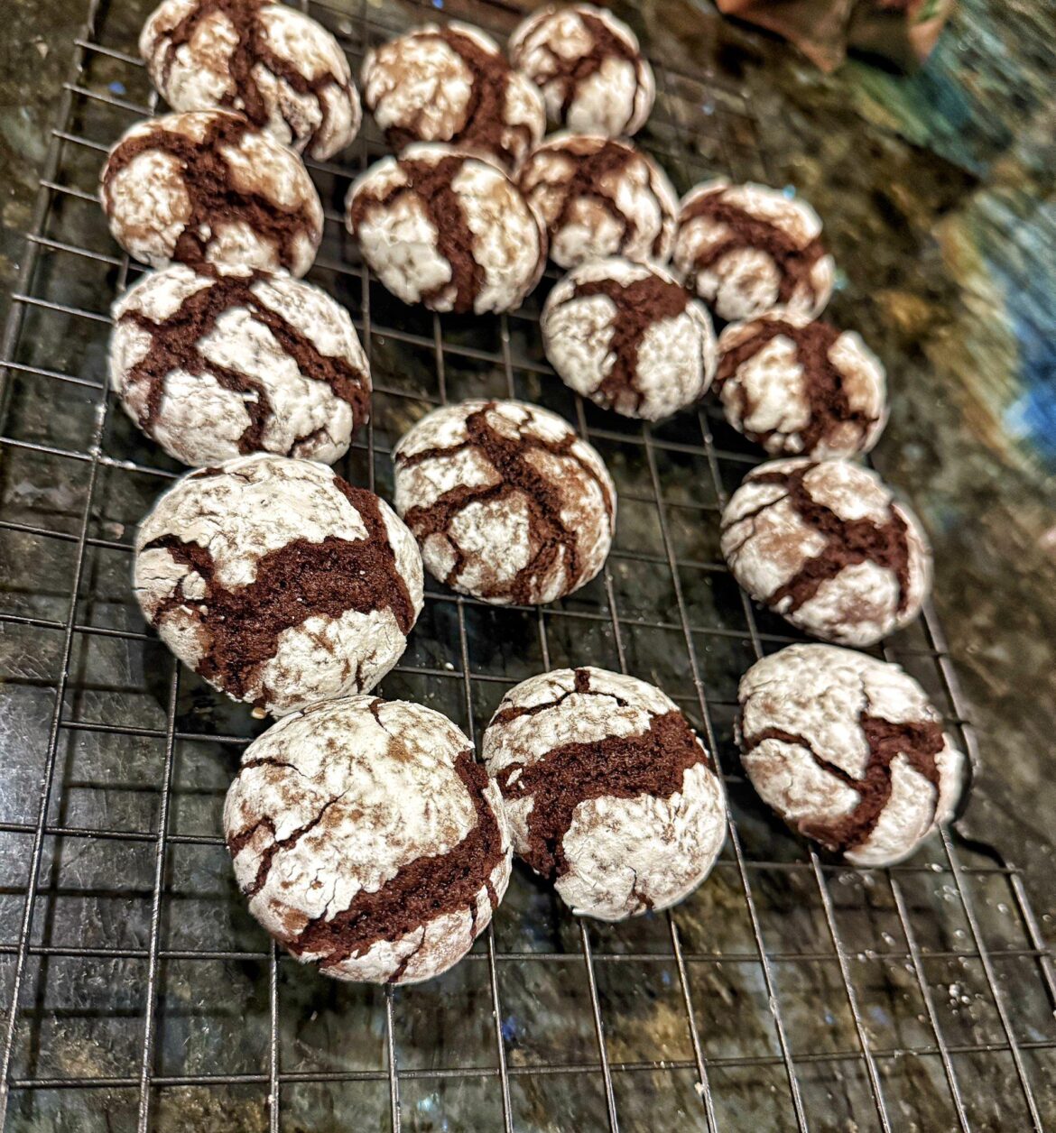 Chocolate crinkle cookies - Deep cocoa, soft and fudgy in the center