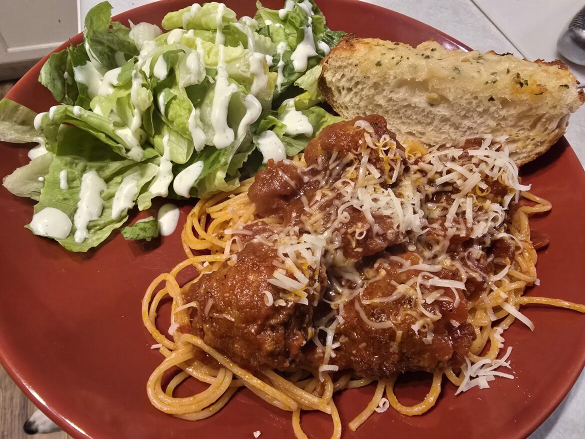Spaghetti & meatballs, garlic confit bread, and a green salad