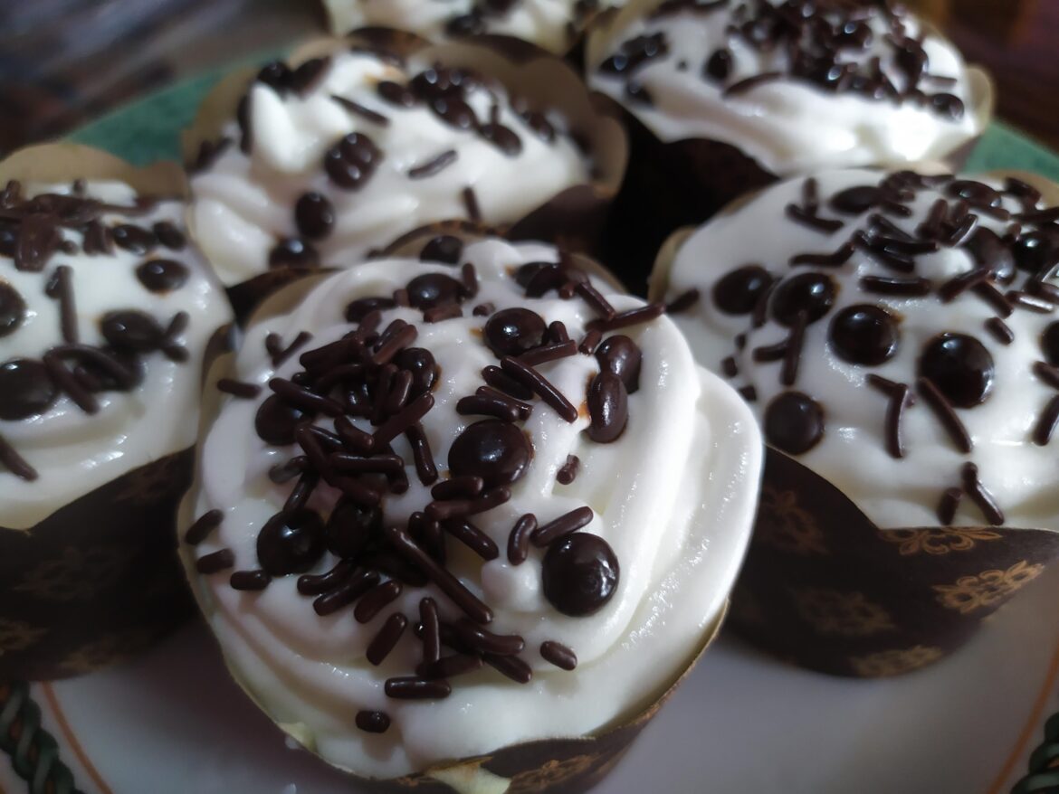 Cupcakes with white frosting and sprinkled with small chocolate chips