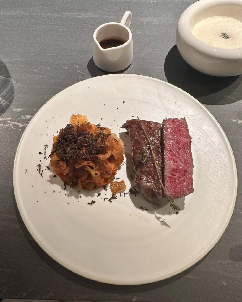 Sirloin with potato chips and black truffle