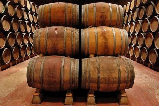 California Wineries Face 30% Unsold Grapes as Alcohol Consumption Hits 85-Year Low