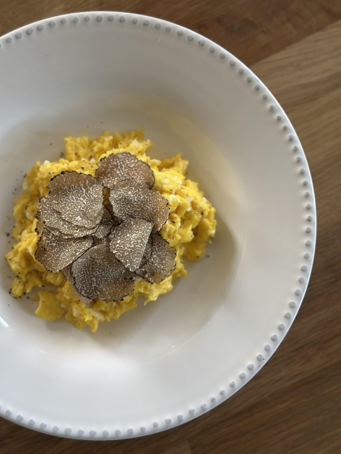 Scrambled eggs with fresh truffles