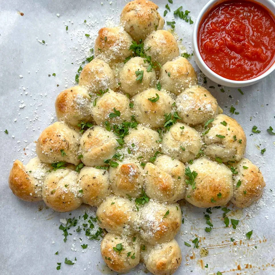 Pull apart bread stuffed with cheese in the shape of a christmas tree