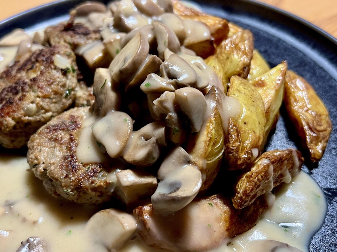 Frikadellen, Kartoffeln, Sauce