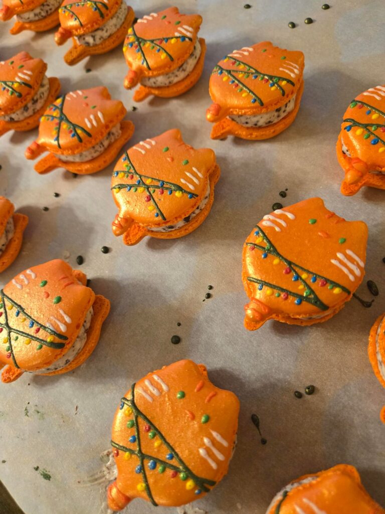Holiday cat macarons!
