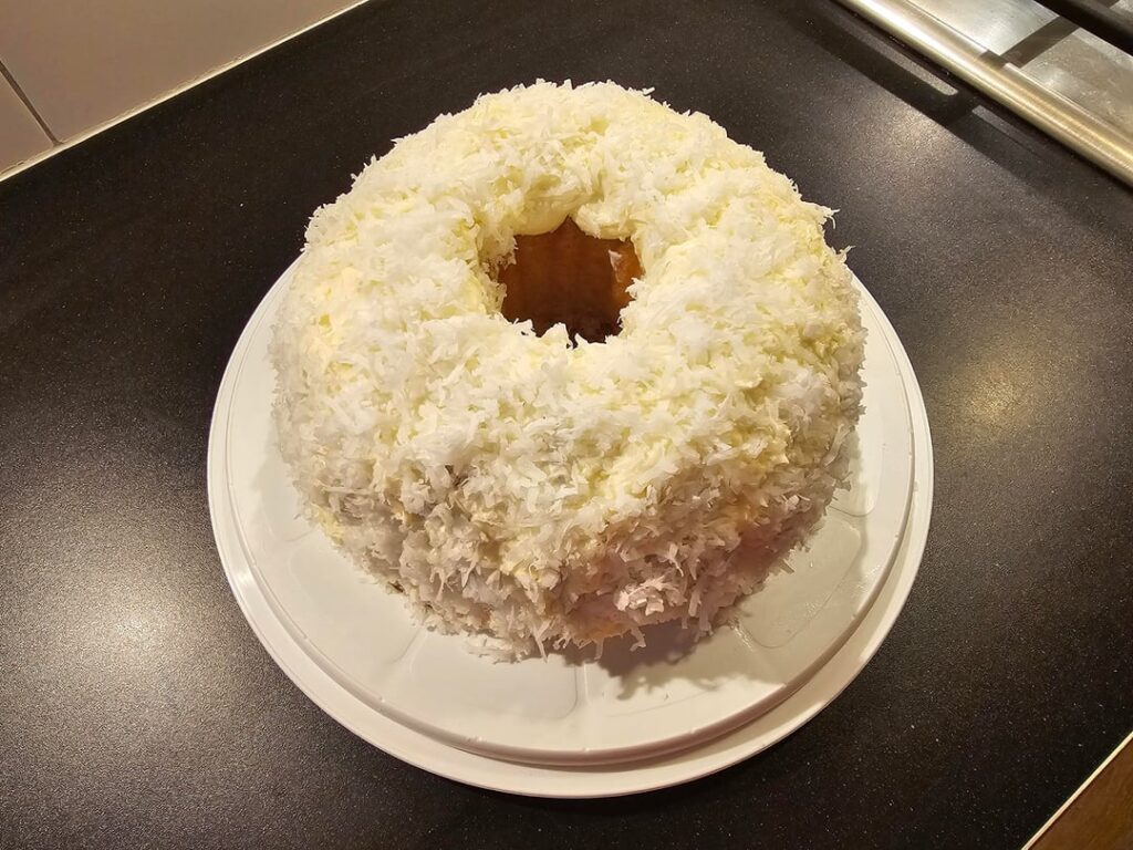 I made the Tom Cruise white chocolate coconut cake… And the party got postponed 😭 I made the Tom Cruise white chocolate coconut cake... And the party got postponed 😭