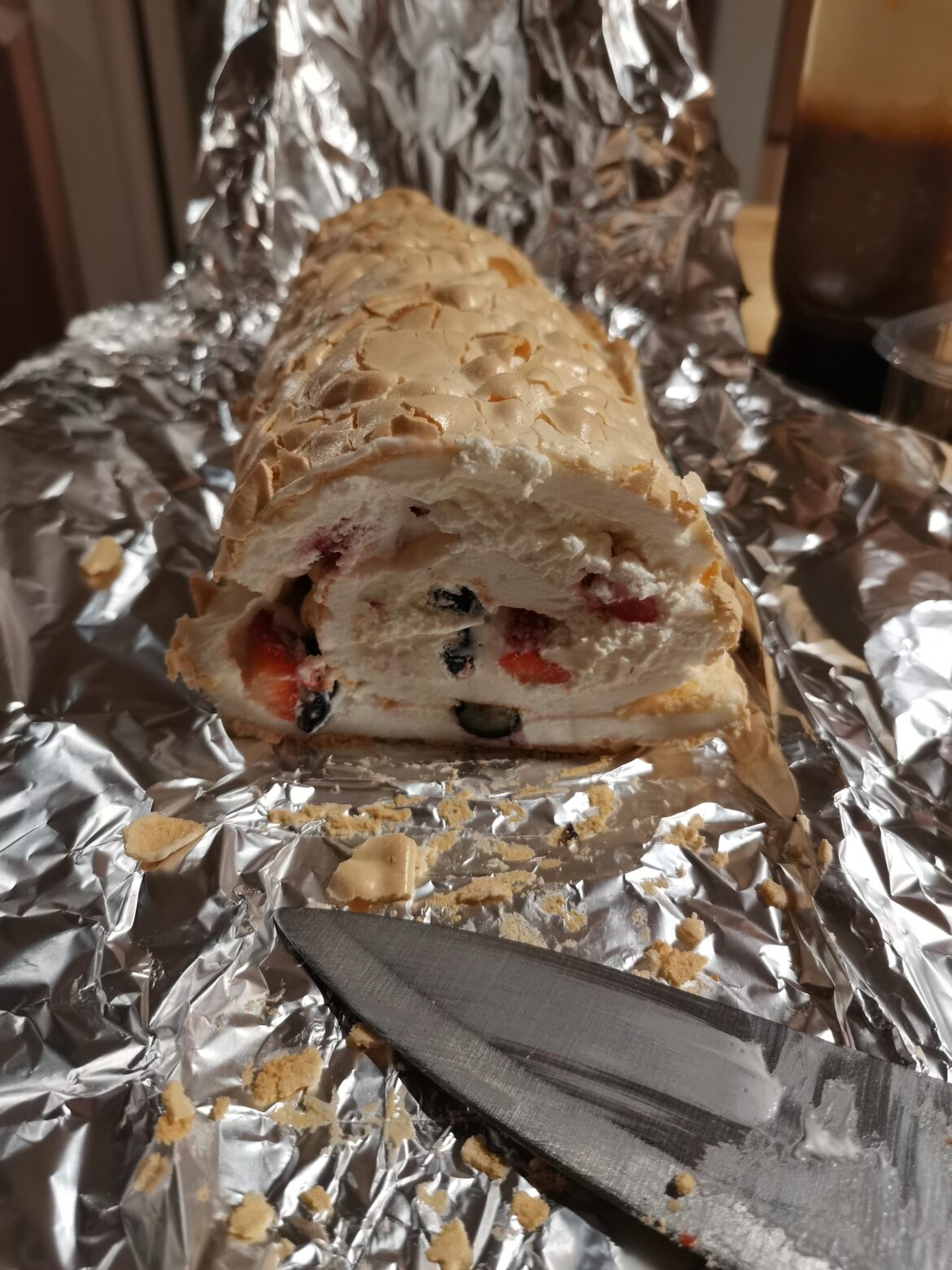 Meringue roll with strawberries and blueberries