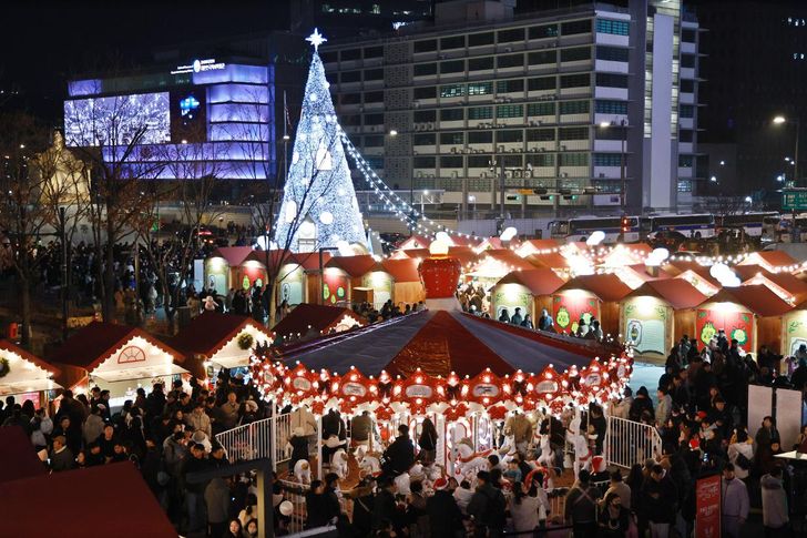 People visit the Christmas Gwanghwamun Market at Gwanghwamun Square in central Seoul, Dec. 14. Yonhap