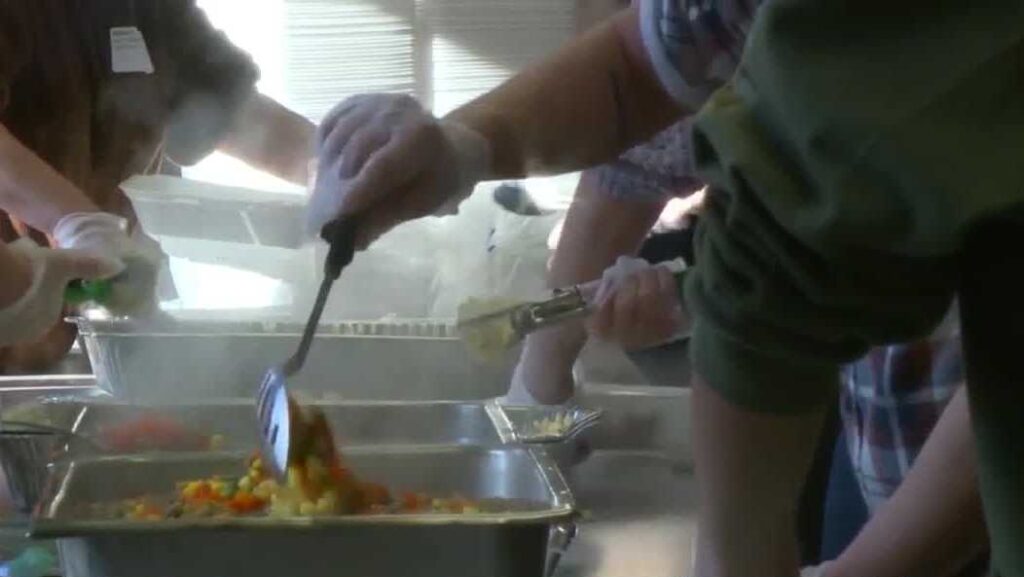 Hope Ministries offers free Christmas ham dinners in Des Moines