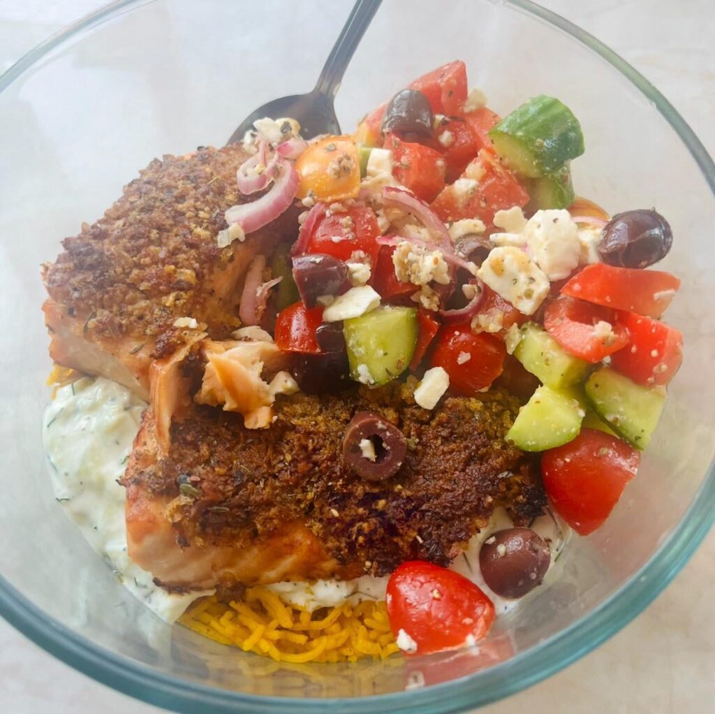 Turmeric rice, homemade tzatziki, panko crusted baked salmon and lots of Greek salad. 😋