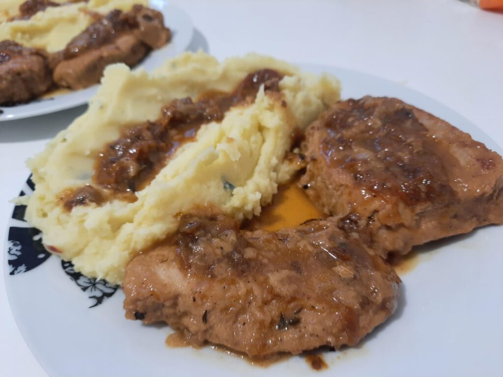 Pork chops with dried tomatoes and mashed potatoes