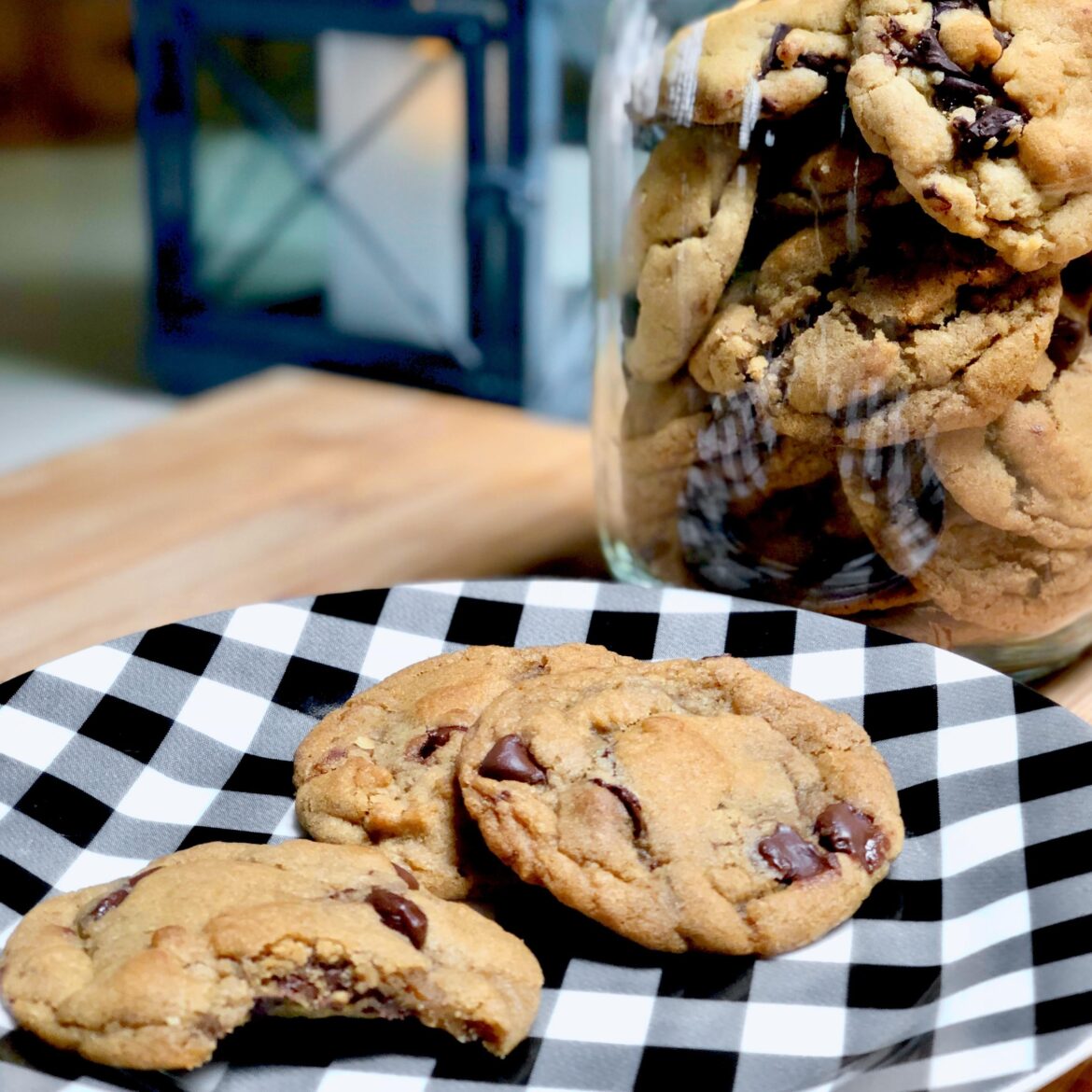 Vegan Chewy Chocolate Chip Cookies 🍪 with a crispy, caramelized edge and melt-in-your-mouth chocolatey goodness.