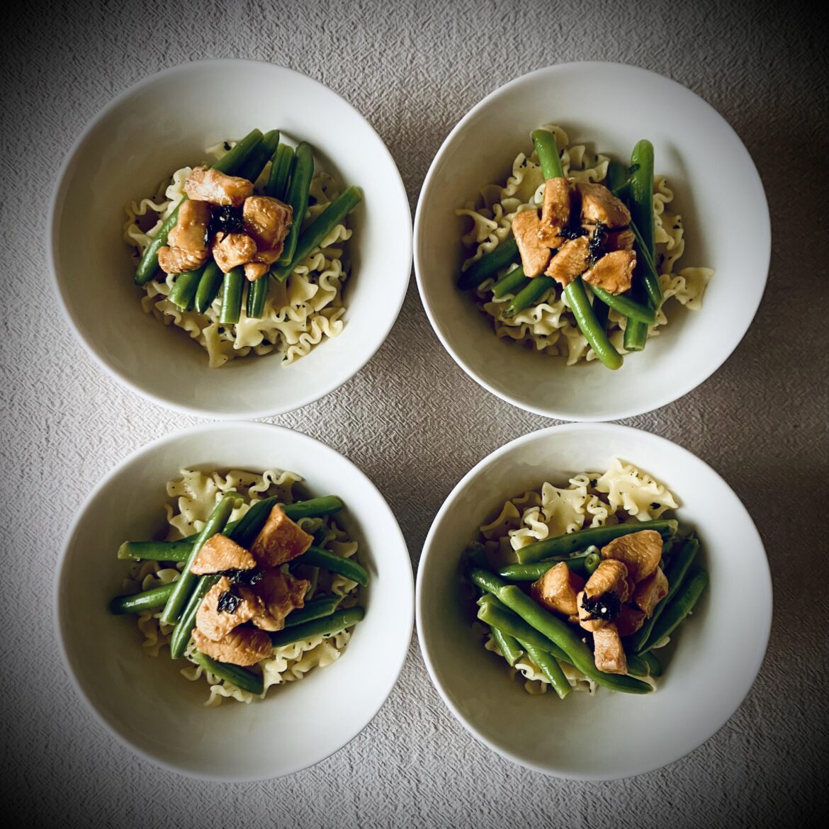 2551: chicken & green beans in teriyaki sauce with mafalda corta