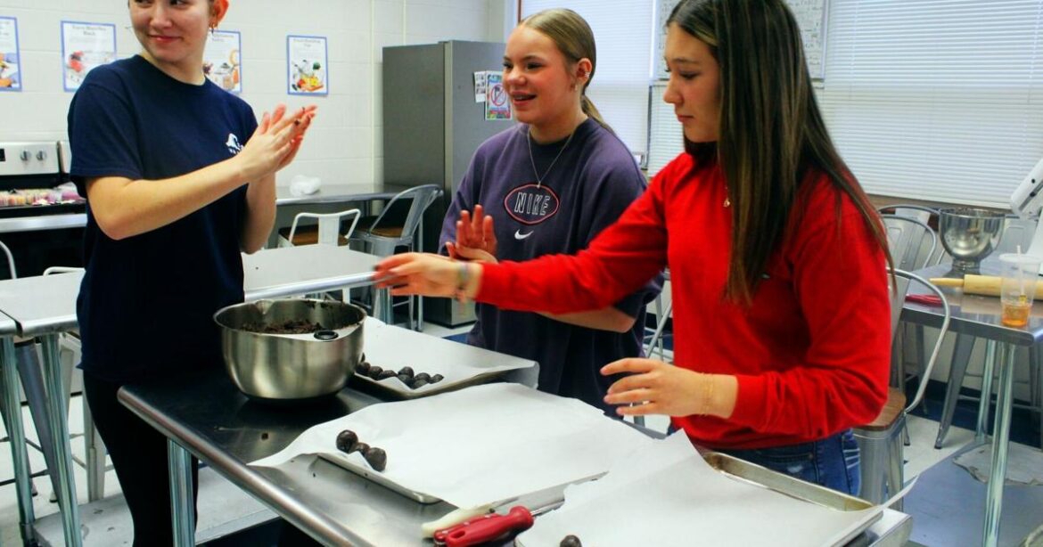 Elkton students make spaghetti meals for those less fortunate | News Elkton students make spaghetti meals for those less fortunate | News