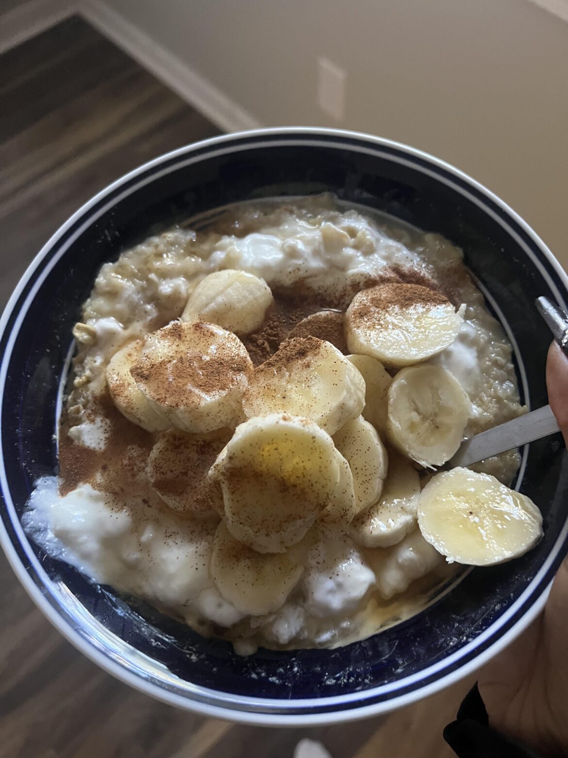 2 packets of banana & cream oatmeal w/vanilla Greek yogurt , banana and cinnamon and sugar free syrup . 405 calories . 🖤