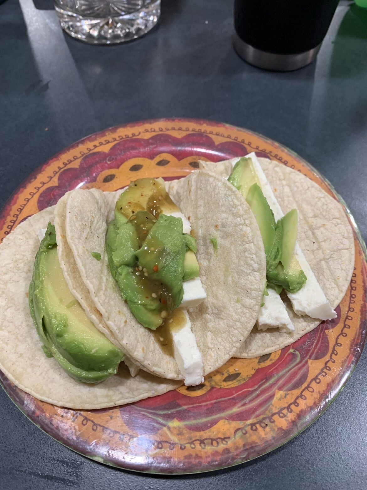 Taco sencillo de queso fresco y aguacate y salsa verde