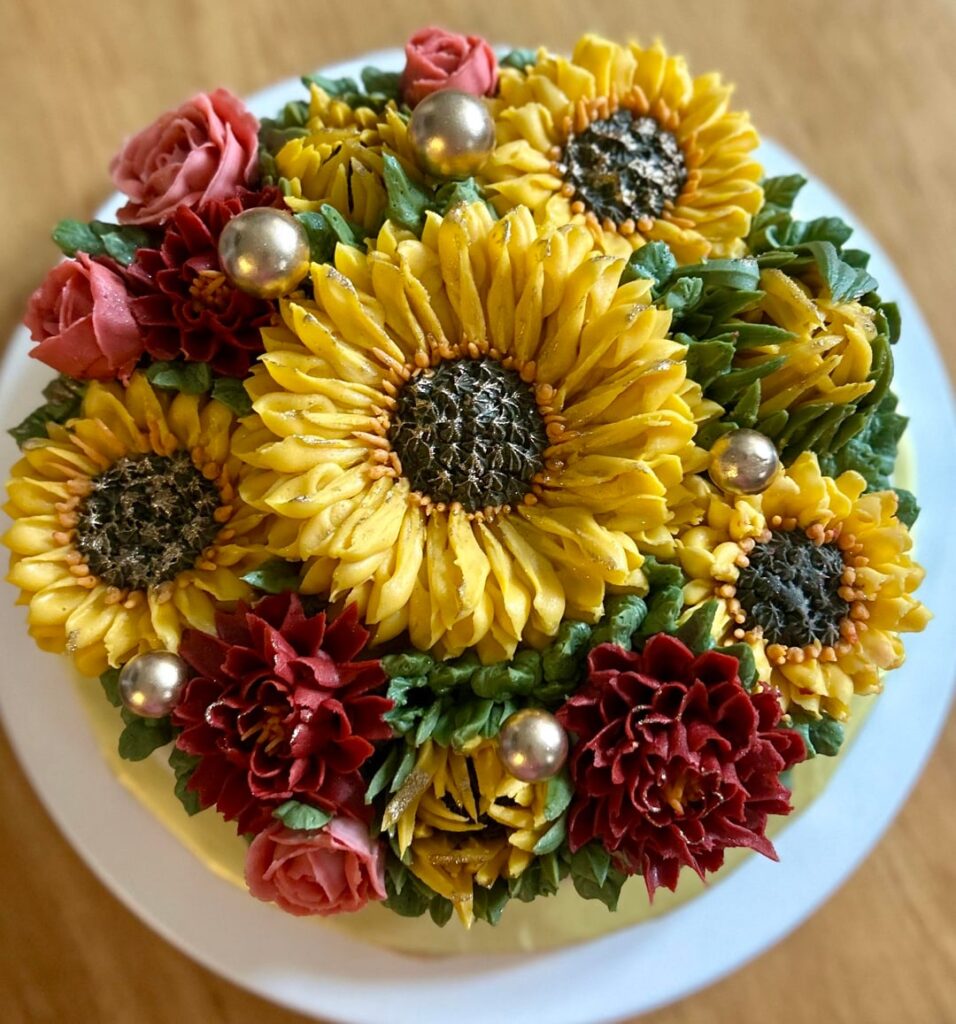 Buttercream sunflowers!! 🌻