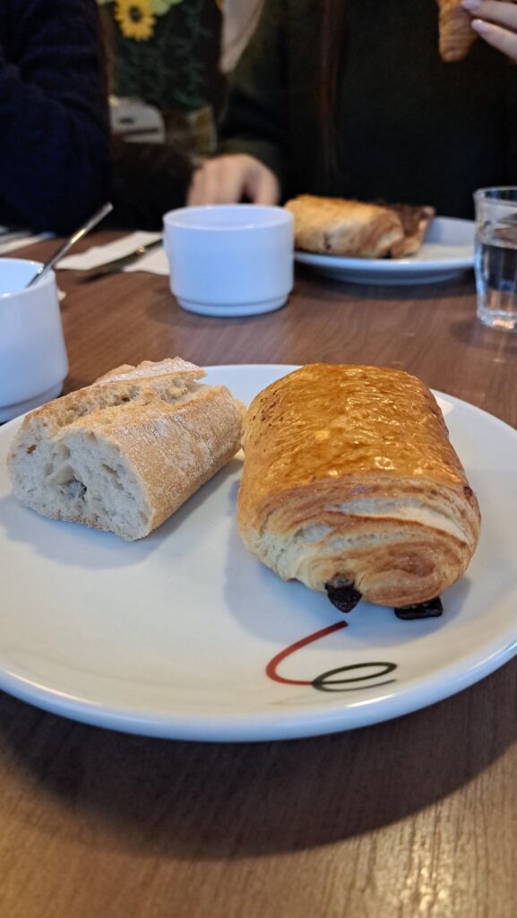 How many calories for hotel breakfast?