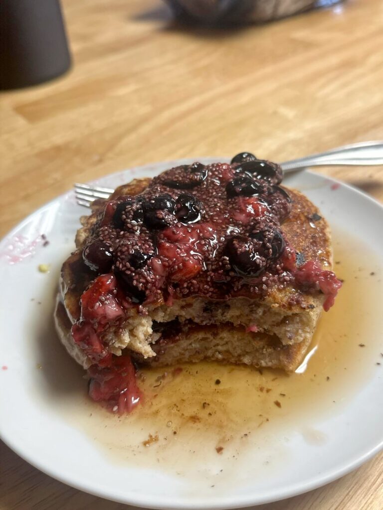 Protein pancakes with dark chocolate and fruit - 491 calories