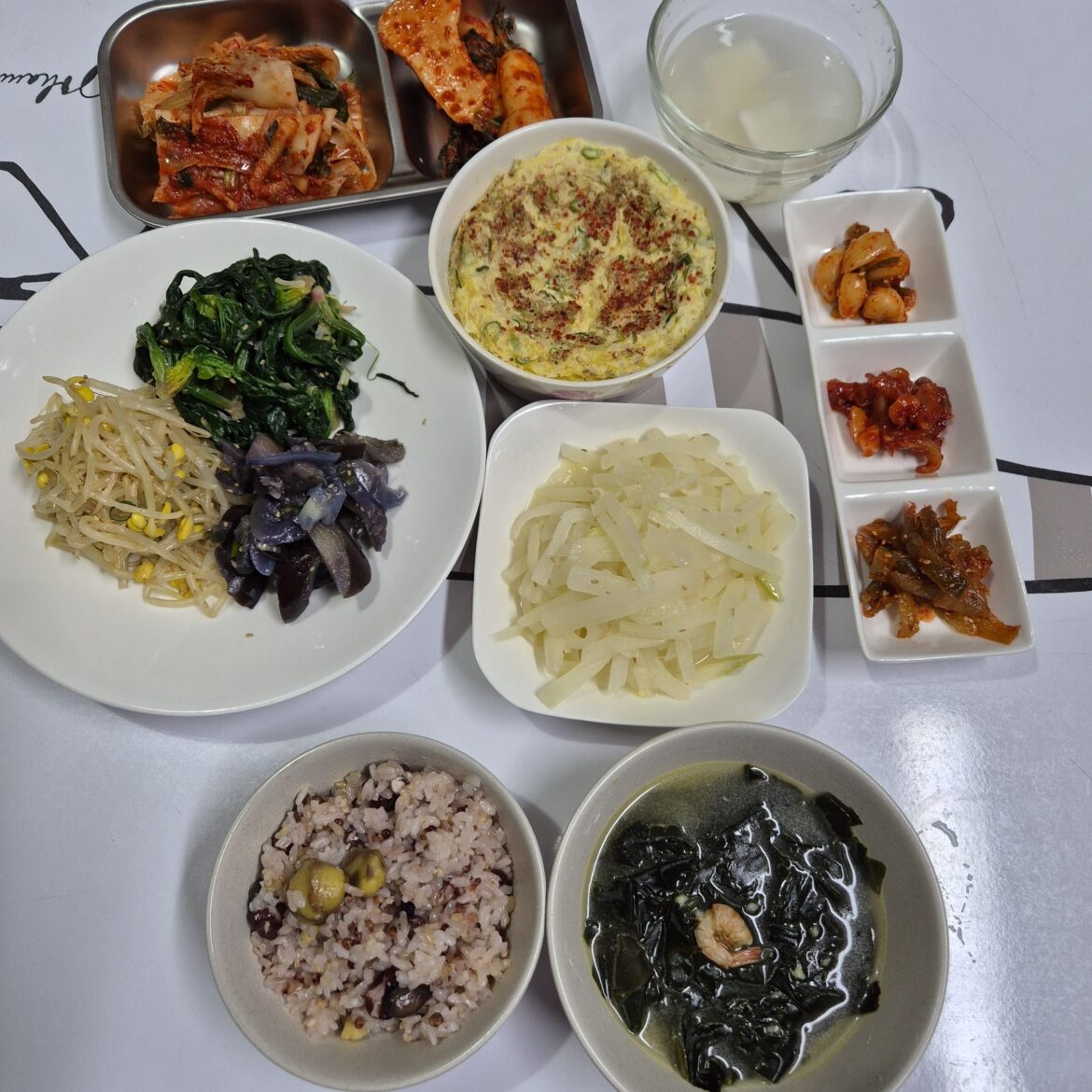 “I’m eating sticky rice with seasoned vegetables and seaweed soup.”