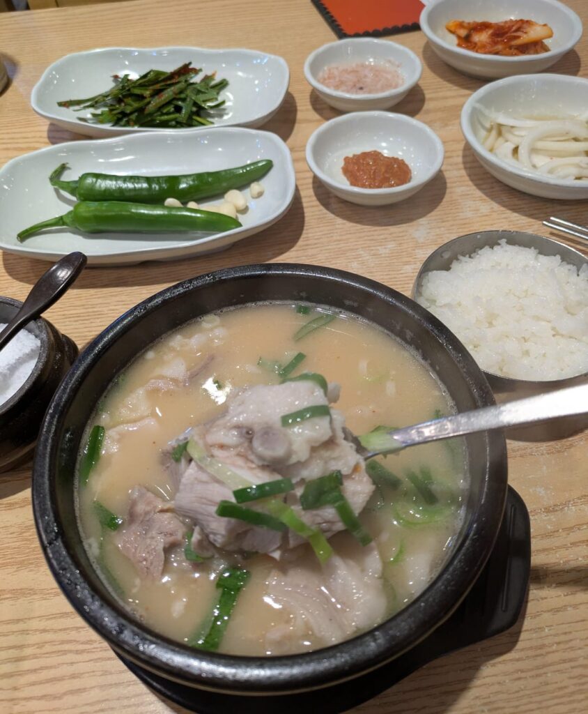 부산 맛집 쌍둥이 돼지국밥, Ssangdoongi Dweji Gukbab in Busan 부산 맛집 쌍둥이 돼지국밥, Ssangdoongi Dweji Gukbab in Busan