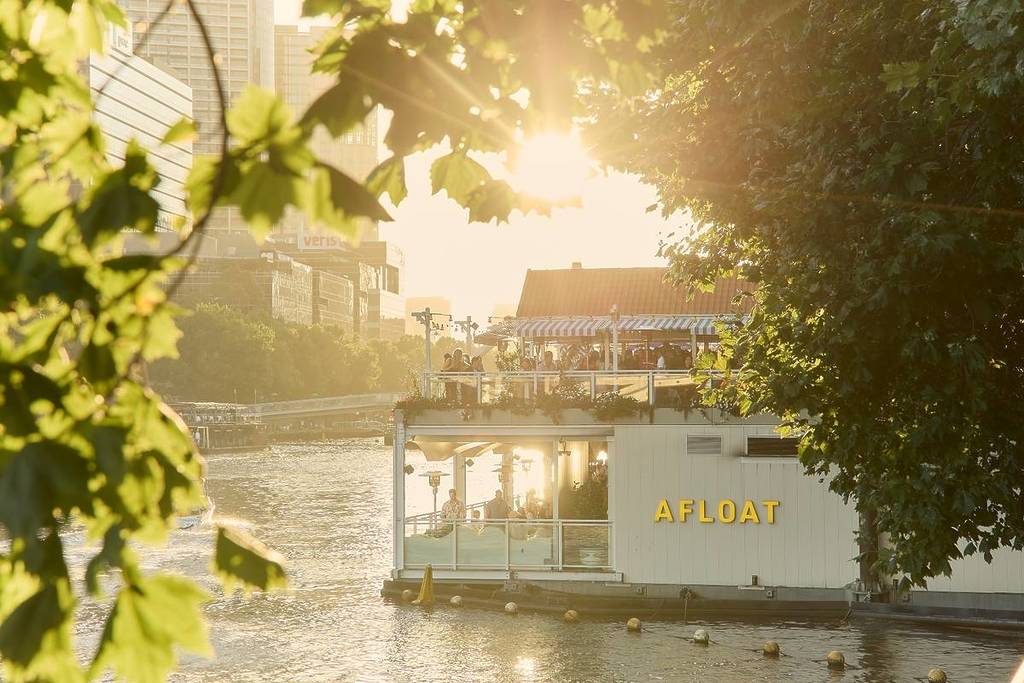 Afloat at sunset, as an example for what the Rio de Janeiro season will look like