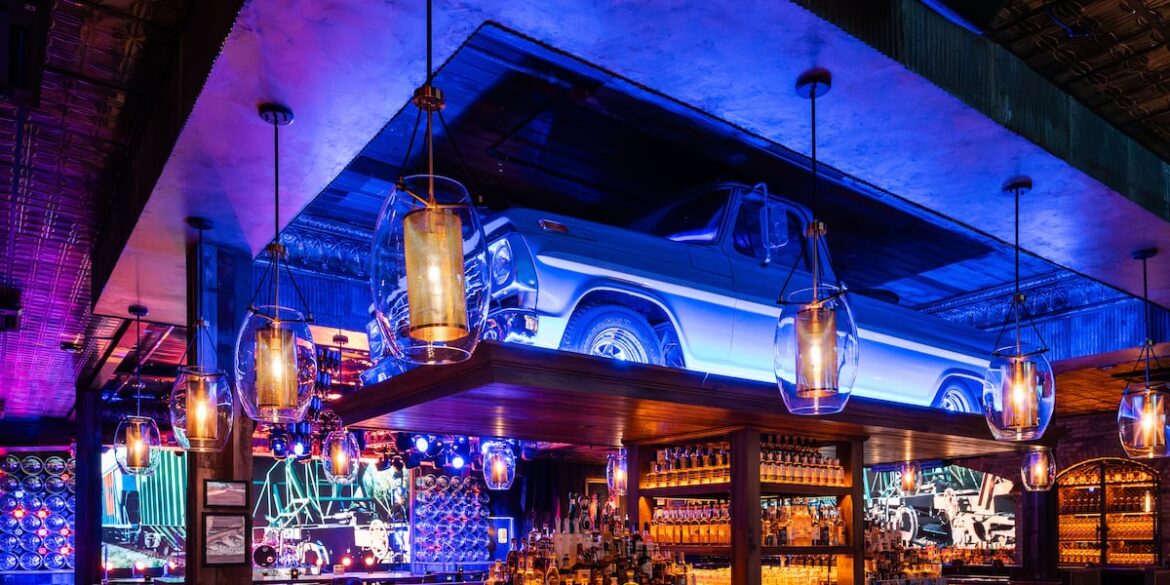 Broadway bars team up to offer free Christmas meals for first responders