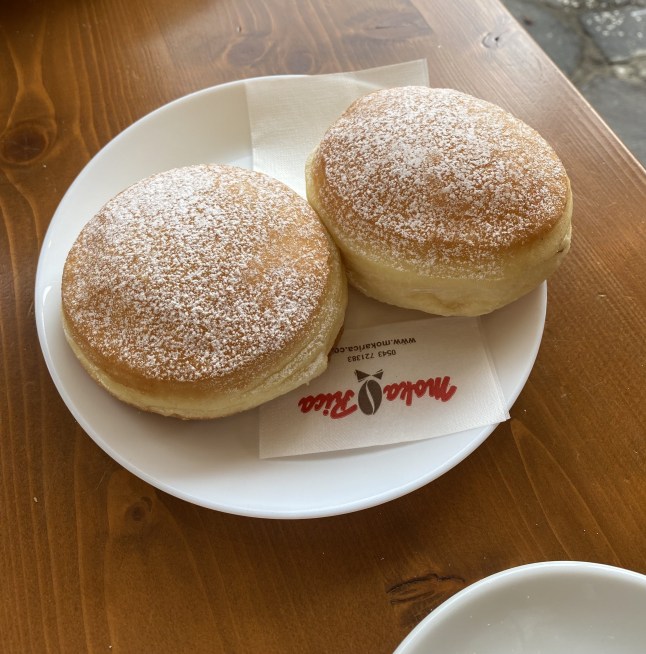 A plate of bombolone.