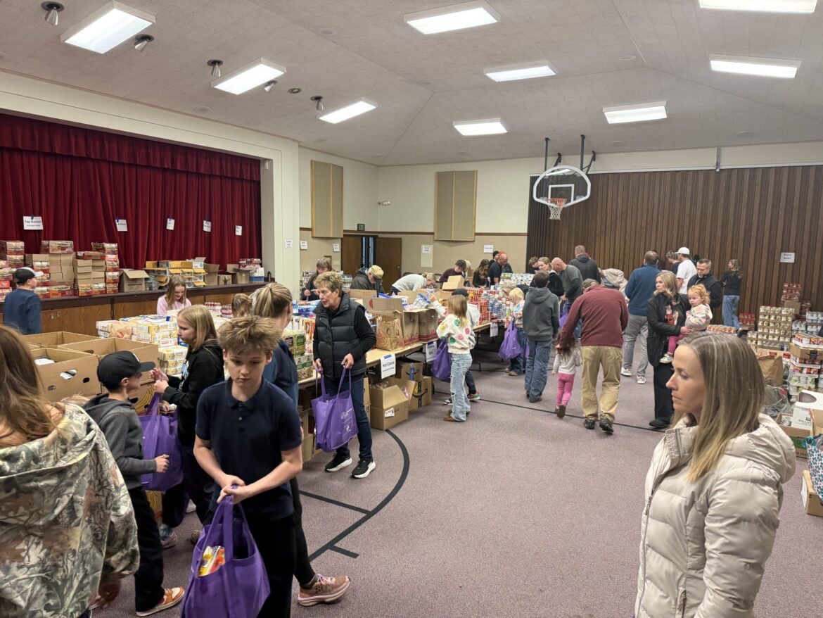 Christmas food bag event feeds 1,200 children Christmas food bag event feeds 1,200 children